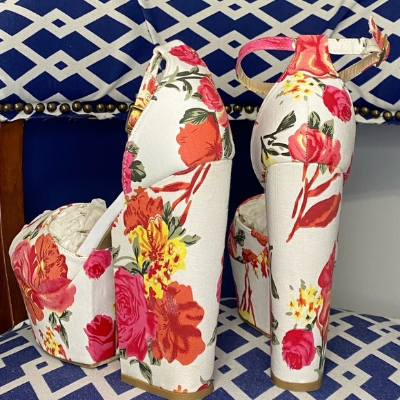 White floral high platform heel ankle strap wedge sandals Sz 10 shoe dazzle - Picture 6 of 9